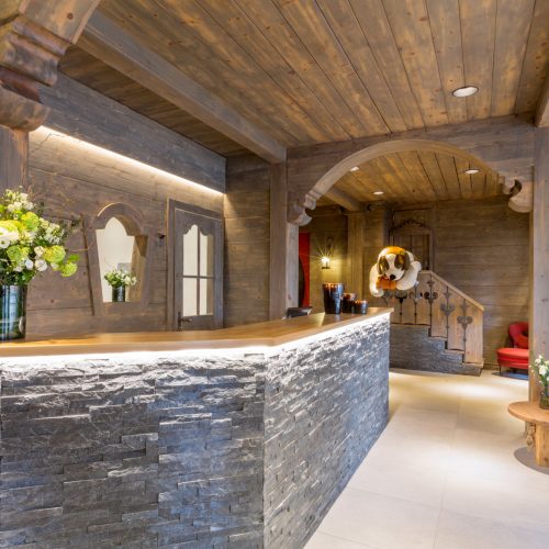 Hotel Edelweiss reception where style and decor are those of an authentic chalet. - Gitaly contract