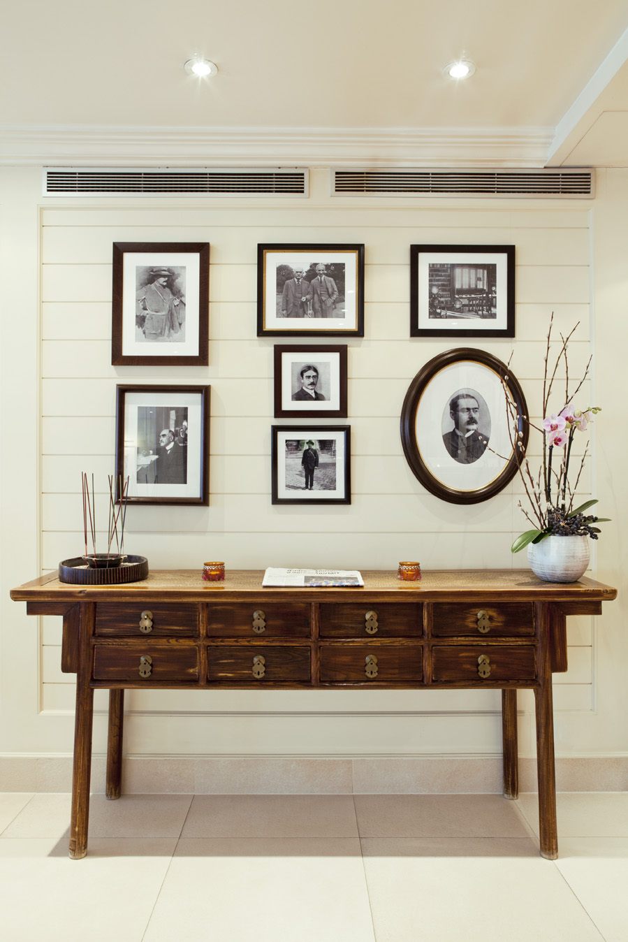 Hotel Kipling, frames with portraits on a wooden desk. - Gitaly contract