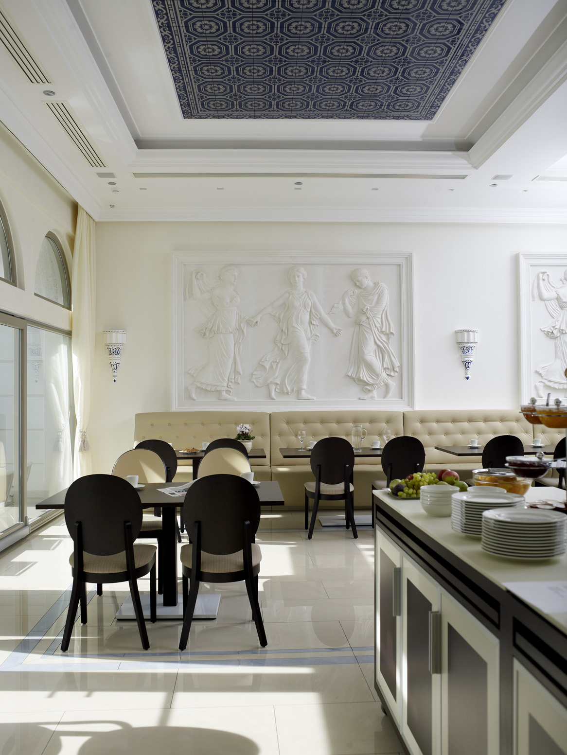 Hotel Menelaion - Restaurant characterized by classical style mixed with elements that are reminiscent of Greek history like bas-reliefs and printings. - Gitaly contract