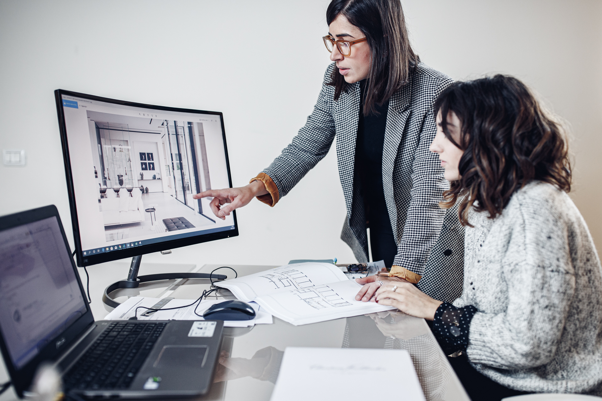 Camilla and Elisabetta design on the computer - Gitaly contract